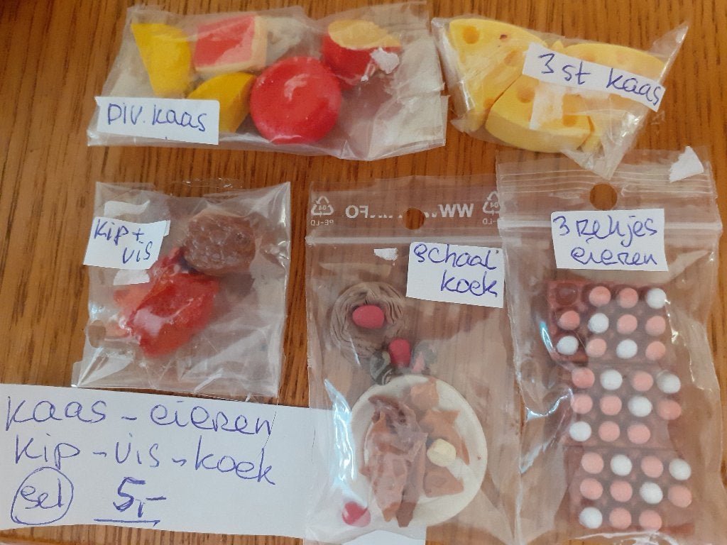 kaasjes en eieren ....kip en vis ....schaaltje koek   1:12, Verzamelen, Poppenhuizen en Toebehoren, Ophalen of Verzenden, Nieuw