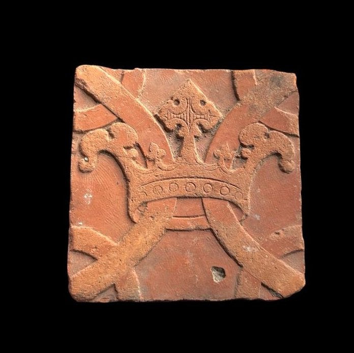 Een Duitse Vloertegel met Kroonmotief – 15e Eeuw, Antiek en Kunst, Ophalen of Verzenden