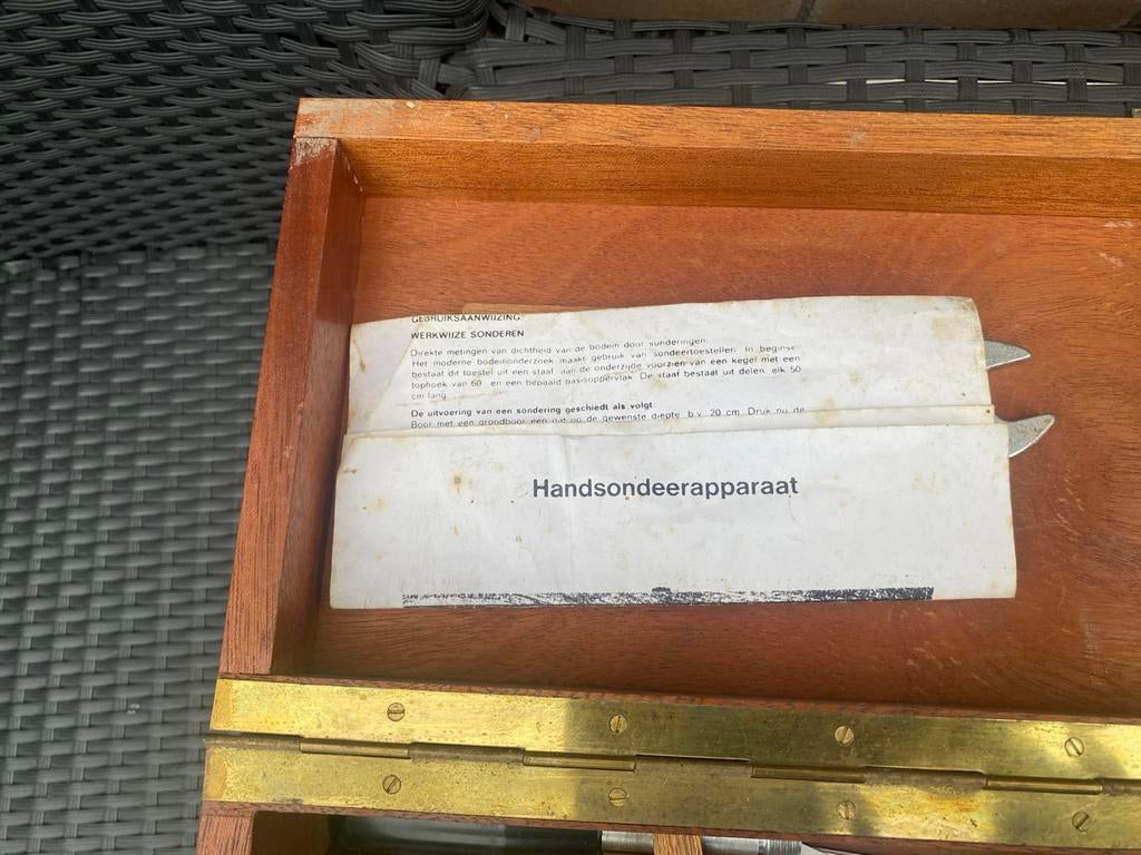 Handsondeerapparaat in houten kist, Ophalen