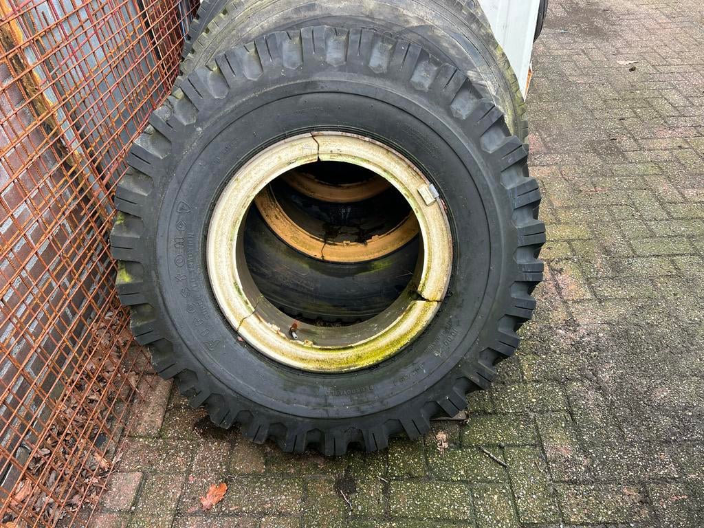 Banden 10.00x20 met velg, Ophalen