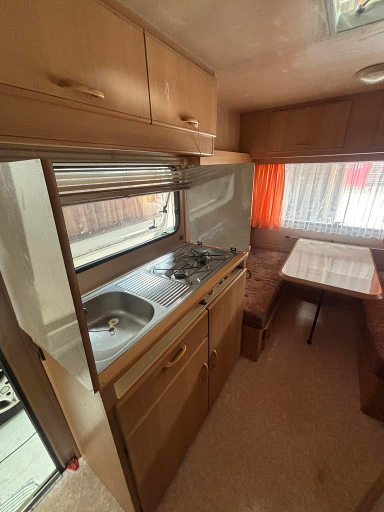 Leuke beginners caravan Adria caravan met voortent, Caravans en Kamperen, Caravans, Rondzit, Bedrijf, 750 - 1000 kg, Schokbreker