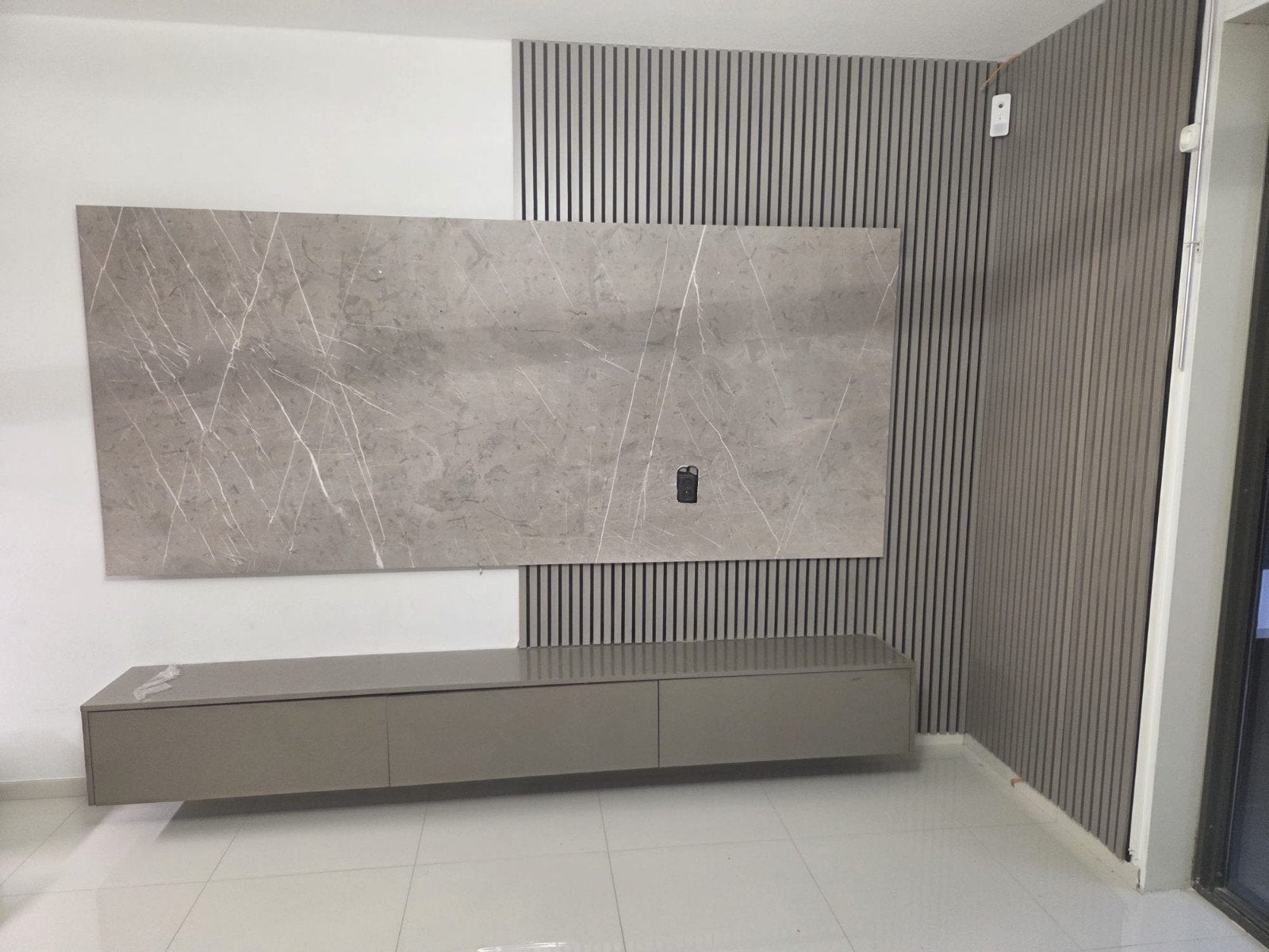 Modern TV-meubel met marmeren wandpaneel, Huis en Inrichting, Ophalen, 100 tot 150 cm, 150 tot 200 cm, Modern, minimalistisch, luxe