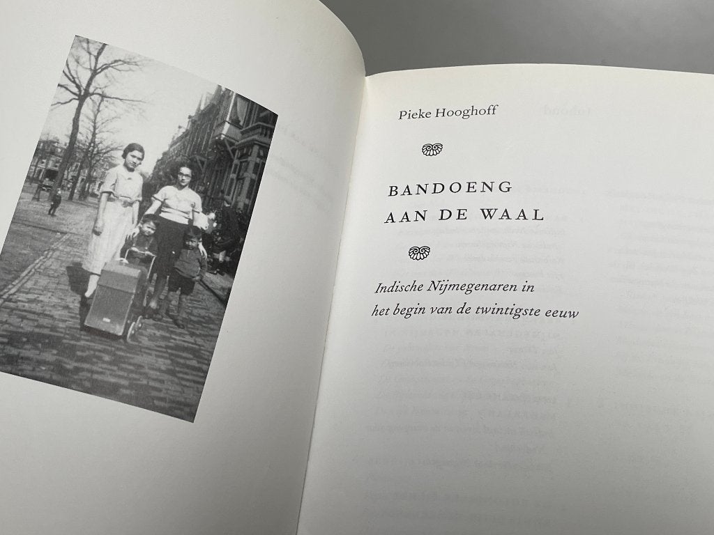 Bandoeng aan de Waal - Indische Nijmegenaren , Ophalen of Verzenden, 20e eeuw of later, Zo goed als nieuw