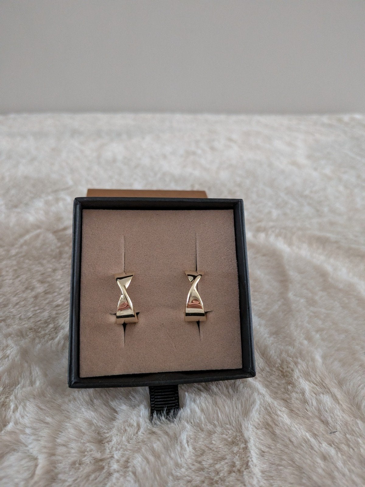 Oorbellen | Sculptural Bow Hoops, Sieraden, Tassen en Uiterlijk, Oorbellen, Nieuw, Ophalen of Verzenden, Knopjes of Stekers, Goud