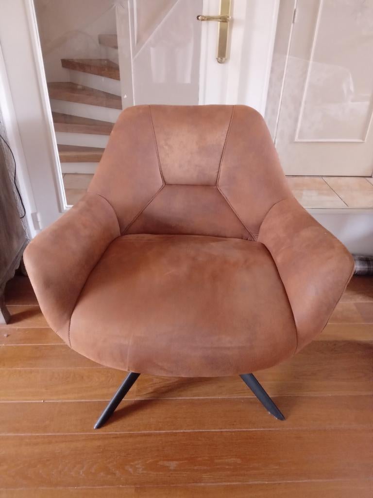 Draaibare Fauteuil Cognac met Zwarte Metalen Poten, Huis en Inrichting, Fauteuils, Ophalen, Modern, Industrieel, 75 tot 100 cm