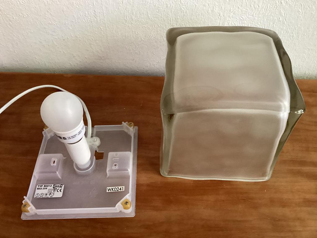 IKEA IVIKEN- “ice cube”  tafellamp, Ophalen of Verzenden, Zo goed als nieuw
