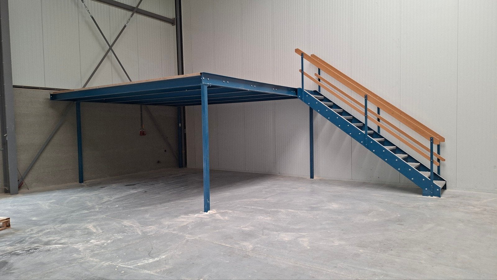 Robuuste entresolvloer met trap en balustrade, Ophalen