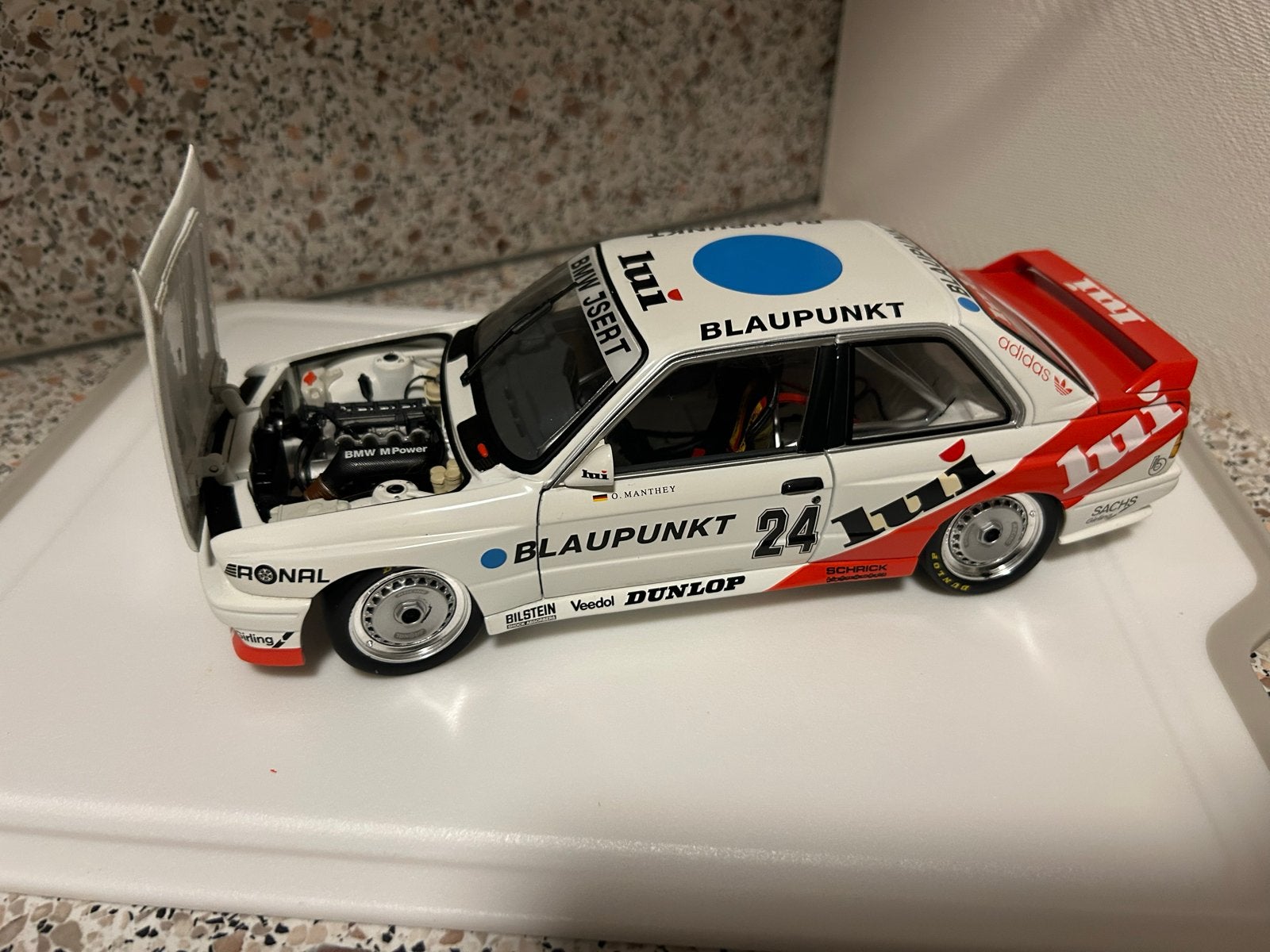 BMW M3 E30 DTM 'Blaupunkt' #24, Hobby en Vrije tijd, Modelauto's | 1:18, Verzenden, Zo goed als nieuw, MiniChamps