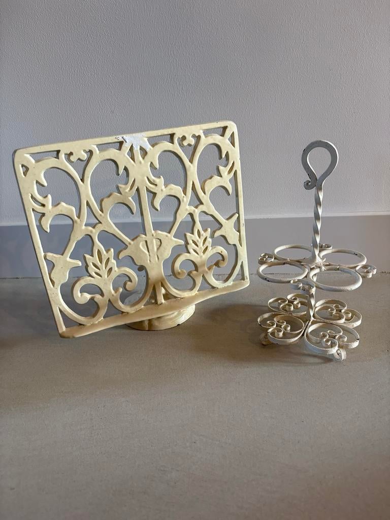Metalen boekenstandaard en eierrekje, Antiek en Kunst, Antiek | Woonaccessoires, Ophalen of Verzenden