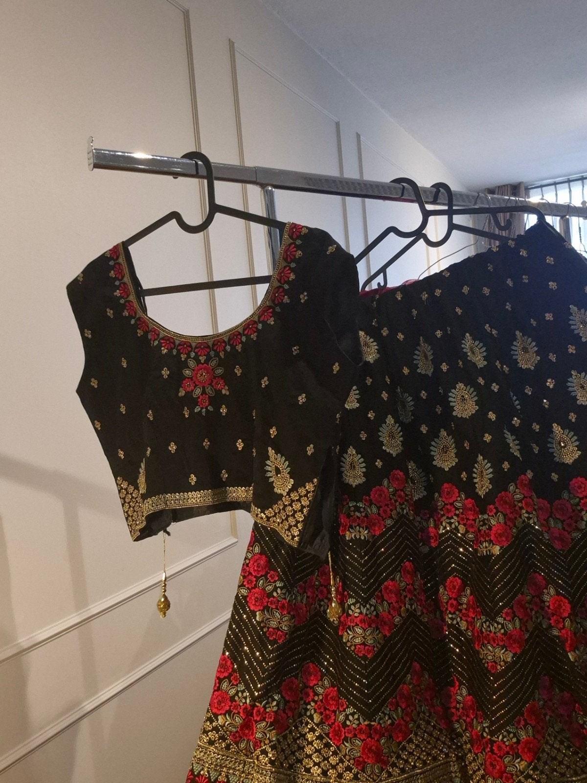 Nieuw Lehenga met dupatta - Zwart met rood borduurwe, Maat 38/40 (M), Zwart, Nieuw, Ophalen of Verzenden