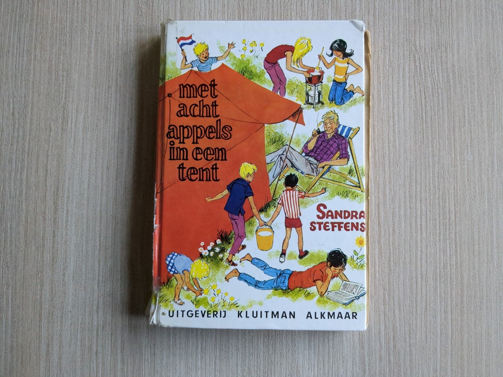 Met Acht Appels in een Tent - Sandra Steffens (3e druk), Ophalen of Verzenden, Gelezen, Sandra Steffens, Fictie
