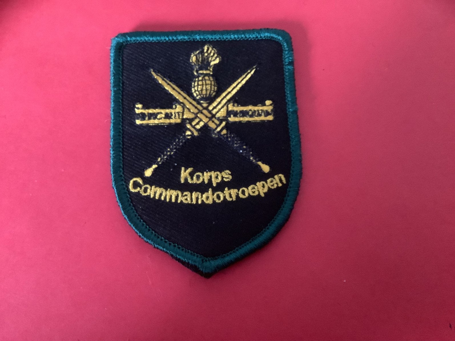 Mouwembleem van het Korps Commando Troepen, Ophalen of Verzenden, Landmacht, Nederland, Embleem of Badge