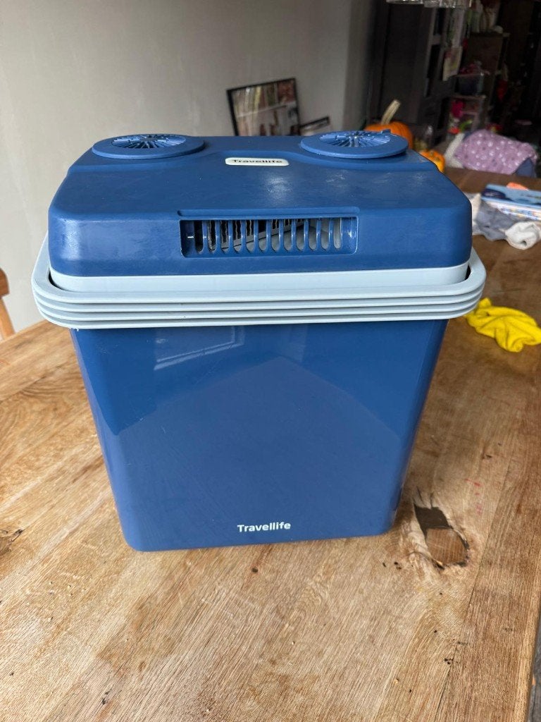 Blauwe Travellife koelbox 12V en 230V, Caravans en Kamperen, Ophalen, Zo goed als nieuw, Koelbox, Elektrisch