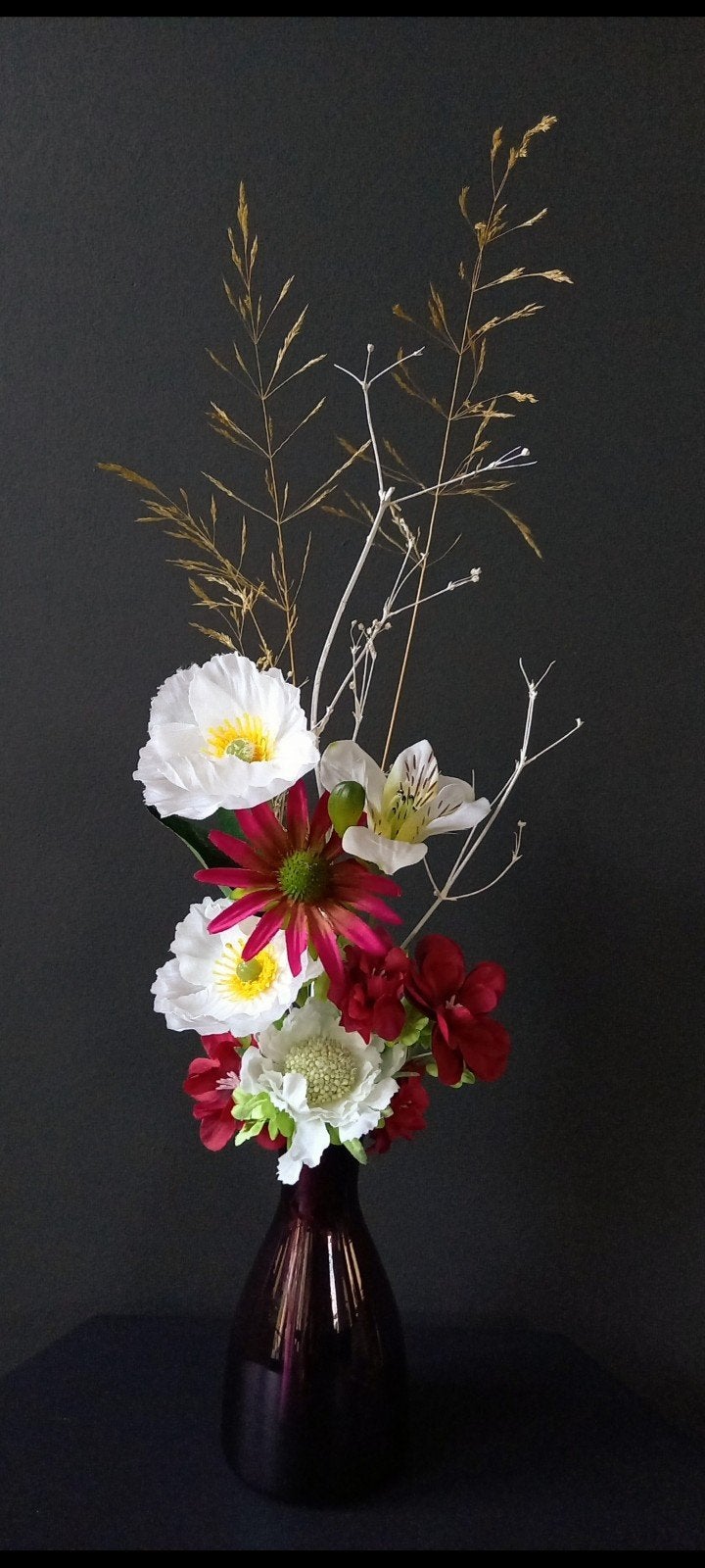 Kunst- en Droogbloemen gebonden boeket met bordeaux vaas H50, Ophalen of Verzenden, Nieuw, Bloemstuk, 50 cm