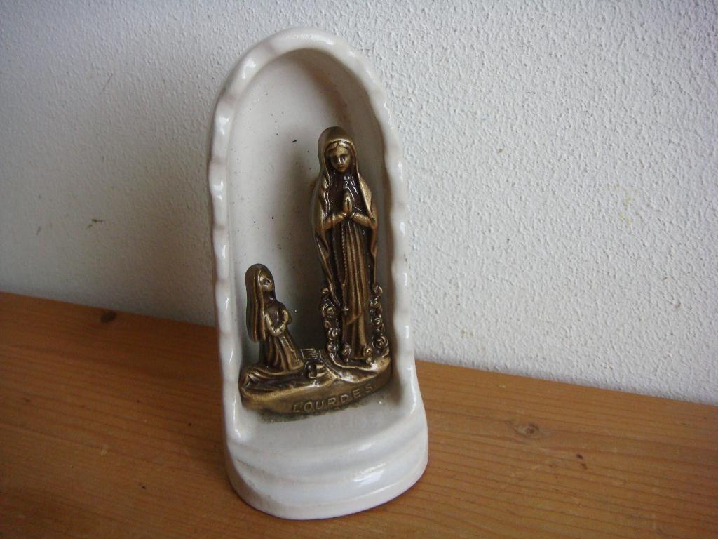 Koperen Maria en Bernadette in porseleinen kapel, Ophalen of Verzenden, Zo goed als nieuw, Beeld(je), Christendom | Katholiek
