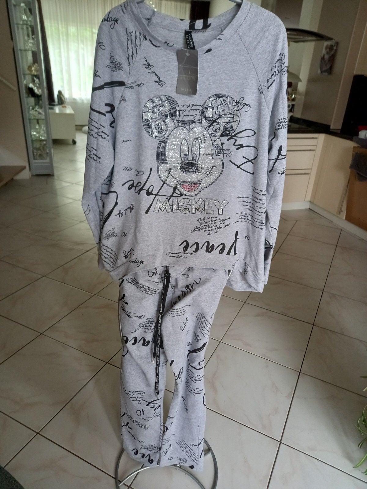 Comfortabel puur katoenen pak met Mickey Mouse print, Maat 38/40 (M), Nieuw, Ophalen of Verzenden, Grijs