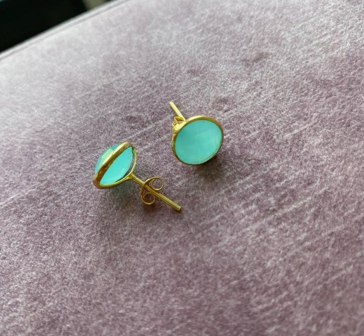 Aqua chalcedoon oorbellen knopjes 925 zilver gold plated, Nieuw, Ophalen of Verzenden, Met edelsteen, Knopjes of Stekers