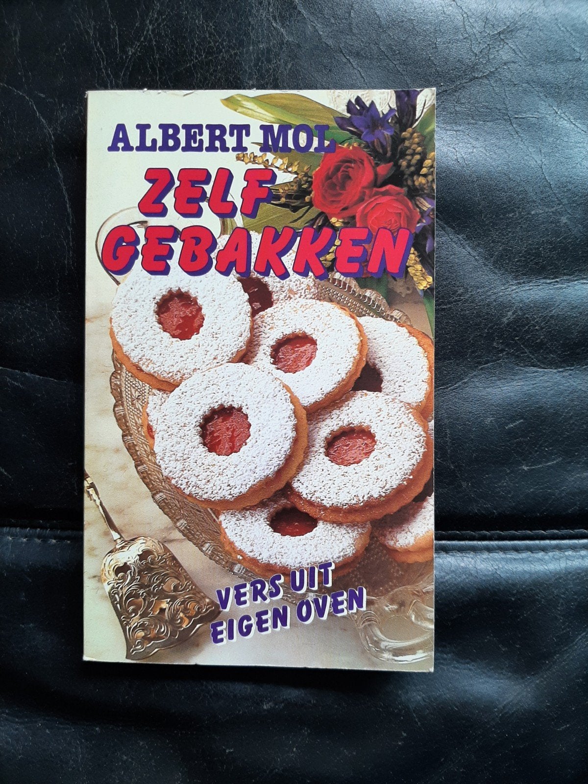 Zelf Gebakken - Albert Mol, Boeken, Ophalen of Verzenden, Albert Mol, Nederland en België, Taart, Gebak en Desserts