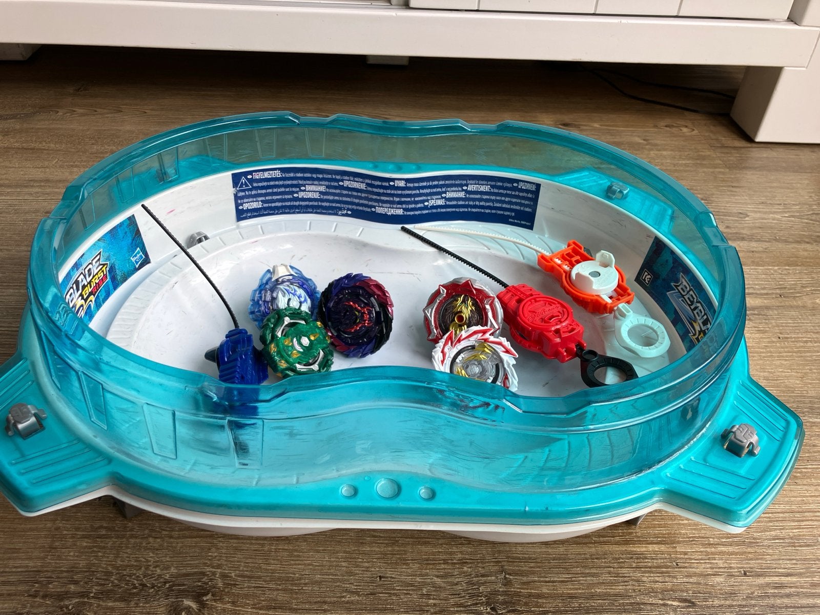 Beyblade Burst Stadion met 5 Beyblades en Starters, Ophalen, Gebruikt, Jongen of Meisje