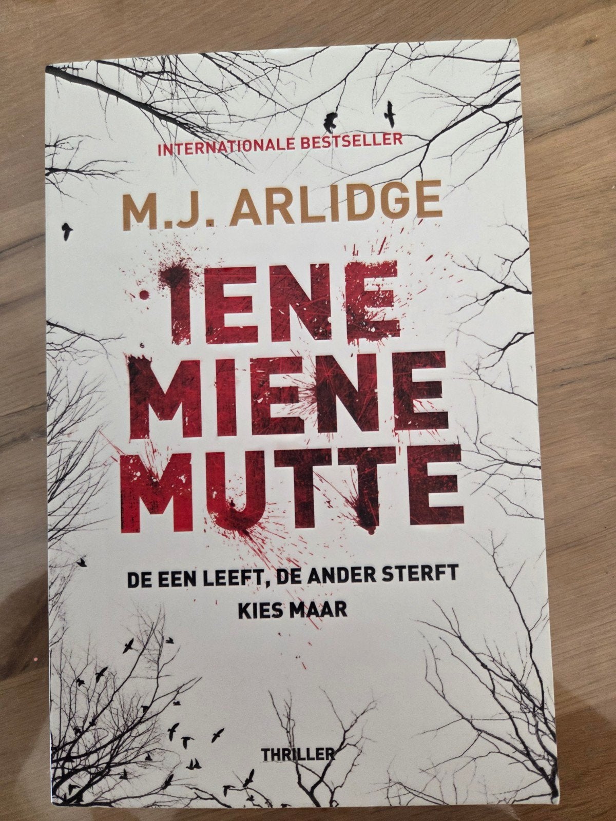M.J. Arlidge - Iene Miene Mutte (Thriller), Ophalen, Zo goed als nieuw, M.J. Arlidge