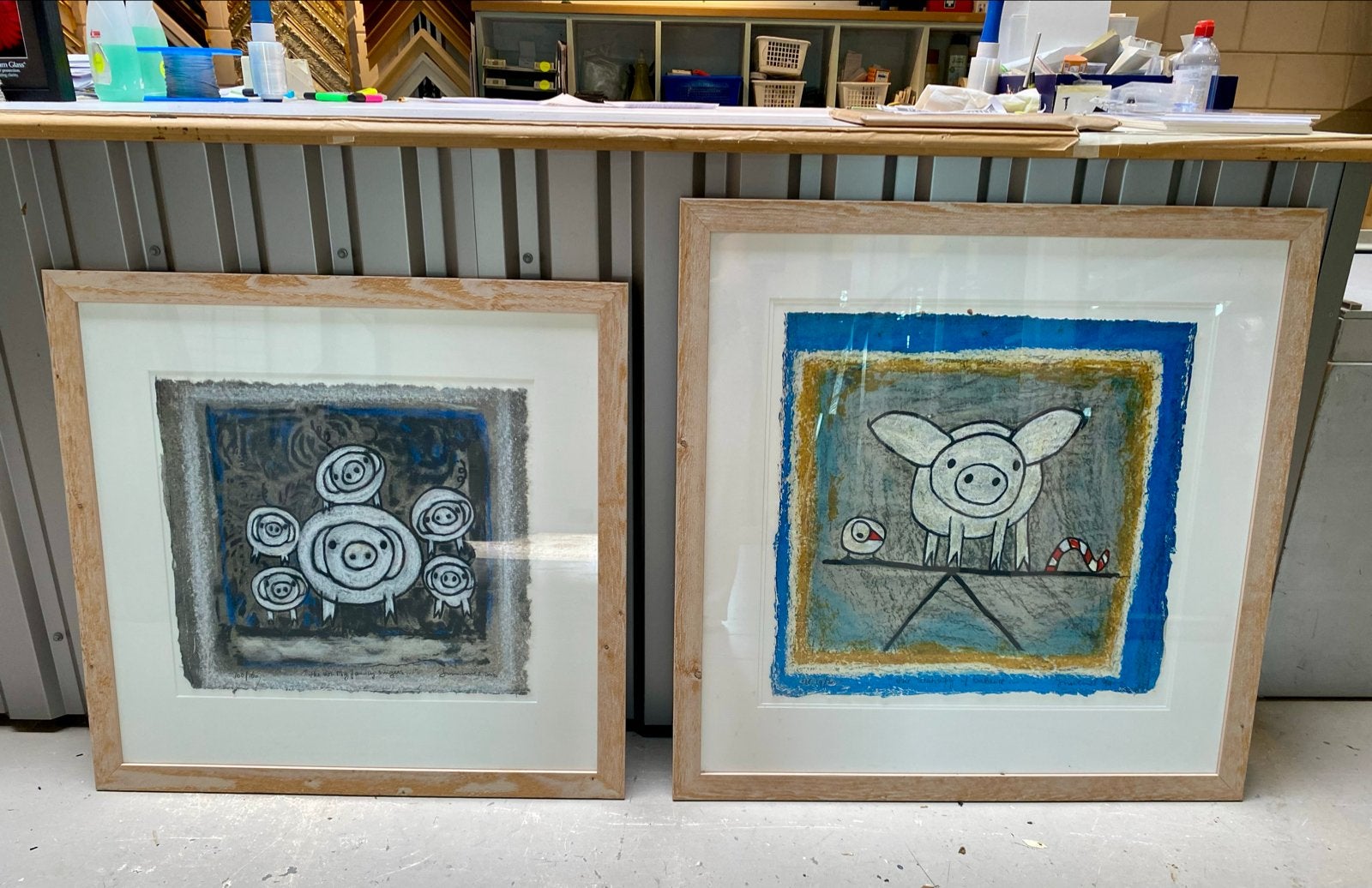 Hans Innemee - The Pig Family Singers & The Relativity of Ba, Ophalen, Acrylverf, Hout, Achter glas
