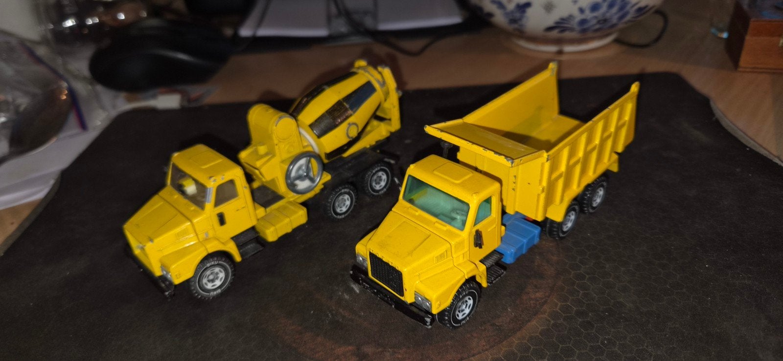 2 Siku Volvo Vrachtwagens: Kipper en Mortelwagen, Info@siku.de, Gebruikt, Siku GmbH, Schlittenbacher Str. 60, 58511 Lüdenscheid, Duitsland