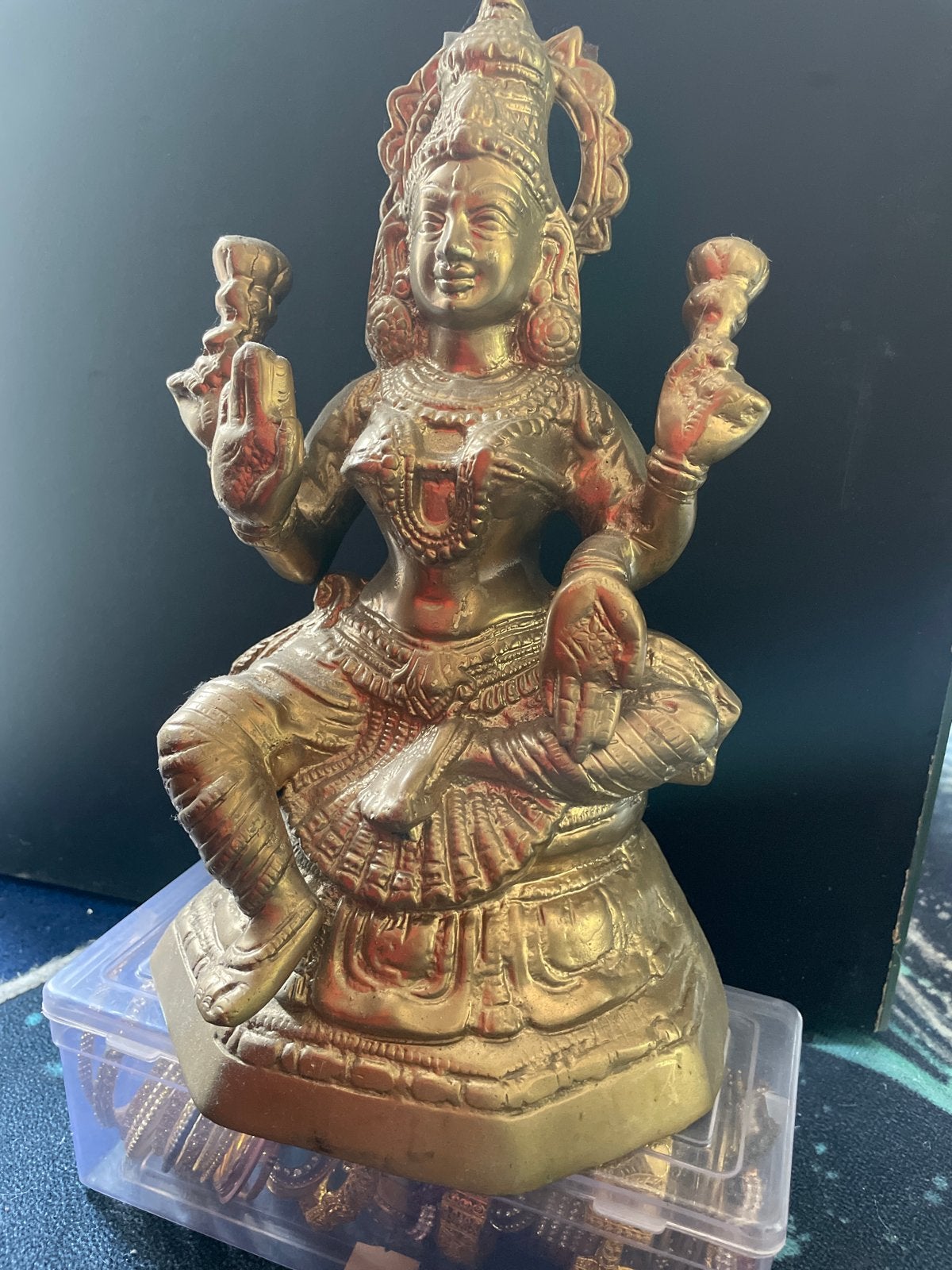 Bronzen beeld van Hindoeïstische godin Lakshmi, Ophalen of Verzenden, 20 - 50 cm, Beeld, Goud