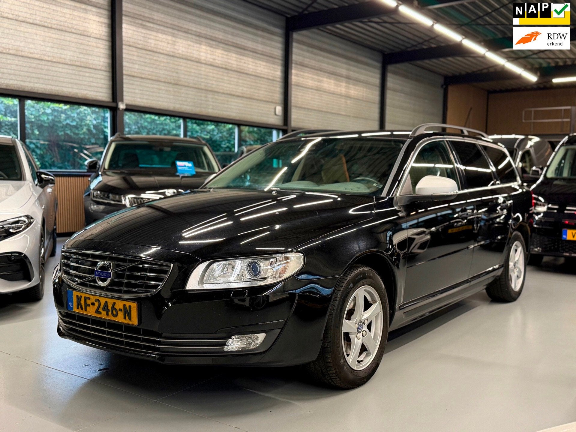 Volvo V70 2.0 D3 Polar+Xenon l Blis l Leder, Auto's, Dealer onderhouden, Euro 6, 4 cilinders, Diesel