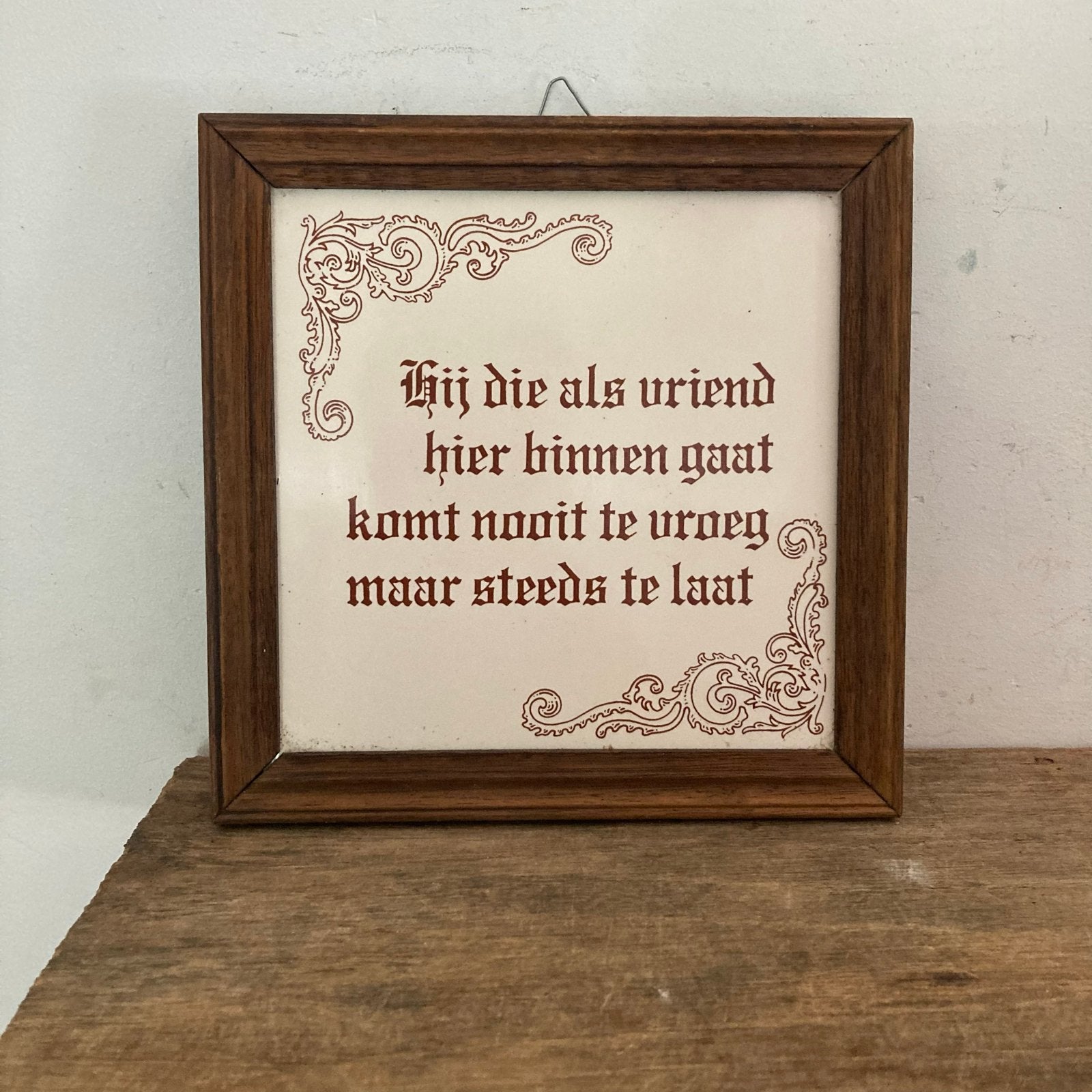 Vintage spreuktegel 'Hij die als vriend hier binnen gaat', Ophalen of Verzenden