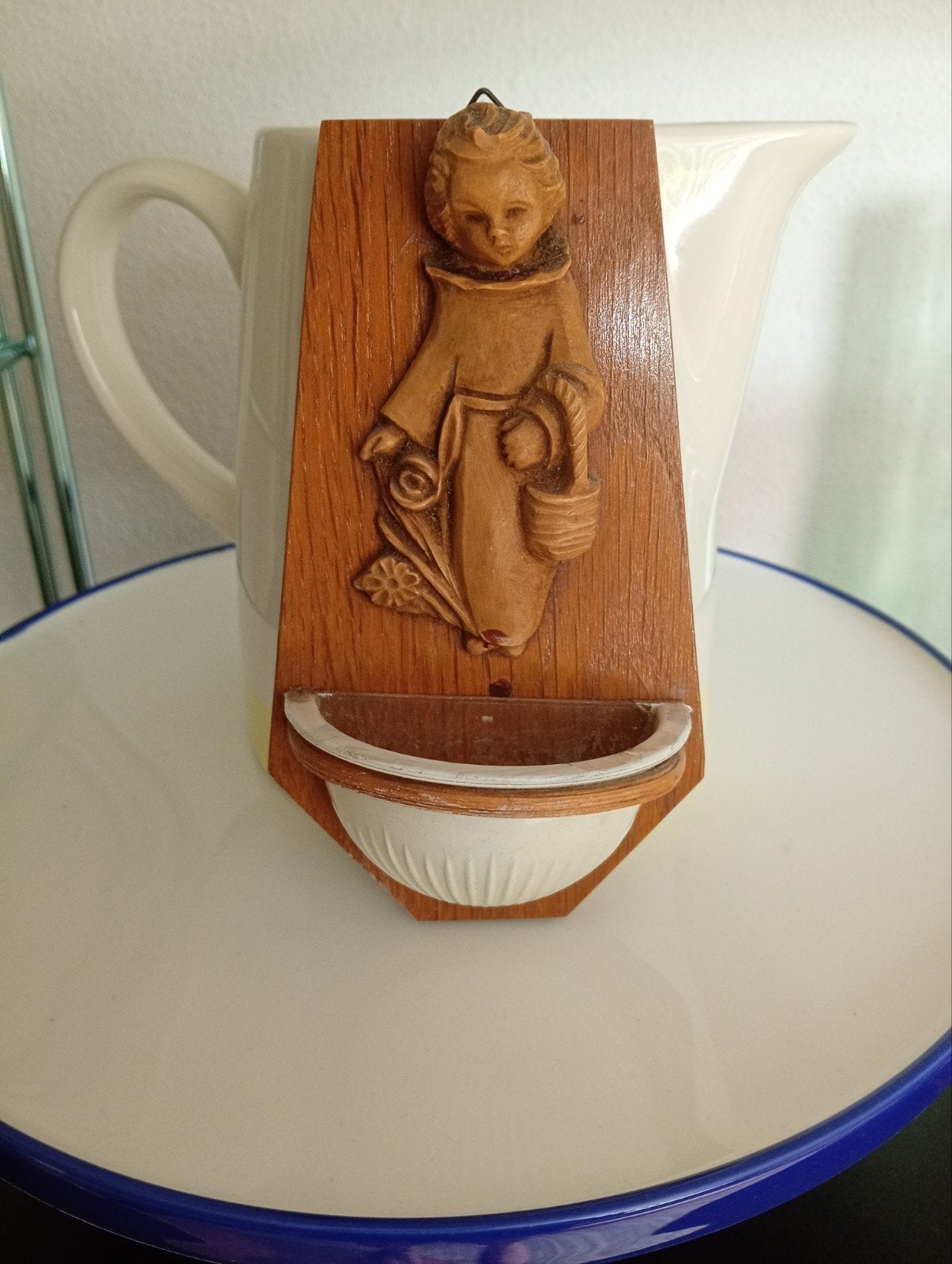 Vintage houten wijwaterbakje met monnik, 15 cm hoog, Antiek en Kunst, Ophalen