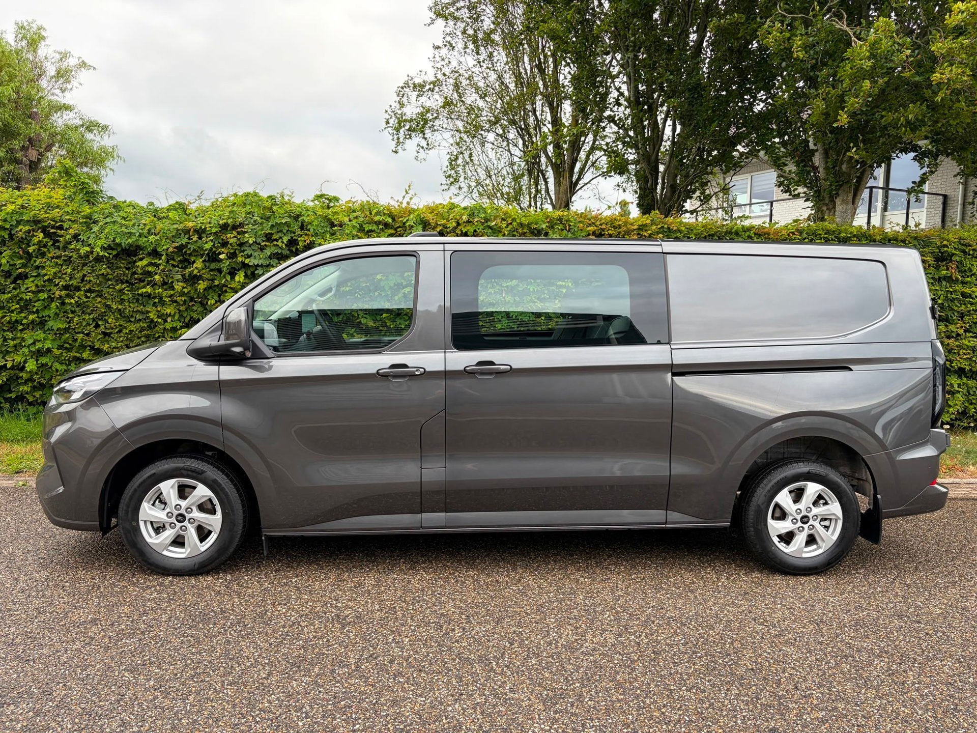 Ford Transit Custom 320 2.0 TDCI L2H1 Limited DC, Voorwielaandrijving, 136 pk, Gebruikt, Zwart