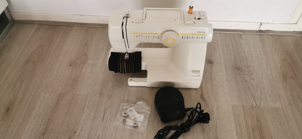 Naaimachine Toyota CU27 werkt goed, Hobby en Vrije tijd, Naaimachines en Toebehoren, Ophalen of Verzenden, Zo goed als nieuw, Naaimachine