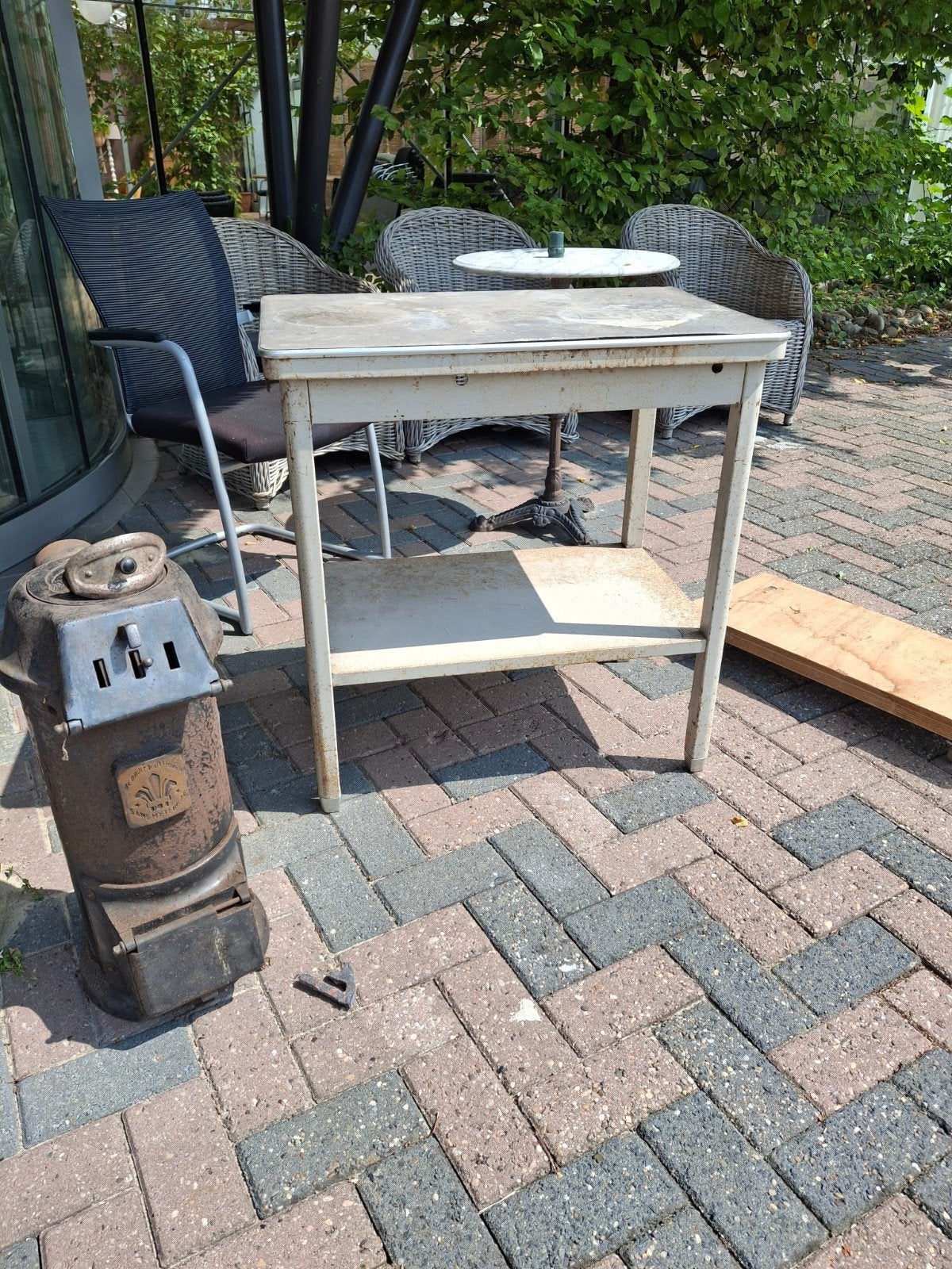 Oud stalen werktafeltje met opbergplank, Ophalen