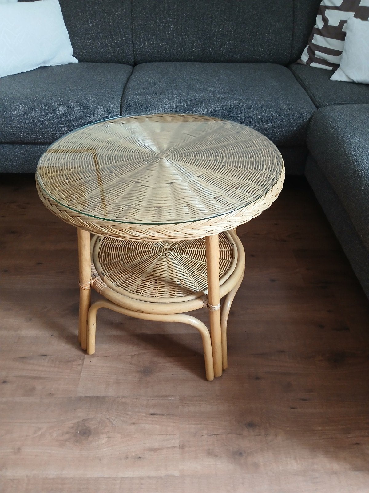 Rotan bijzettafel met glazen blad, Huis en Inrichting, Tafels | Bijzettafels, Rond, Ophalen, 45 tot 60 cm, Glas