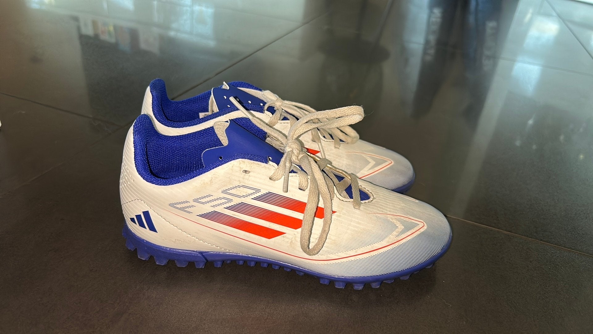 Zaalvoetbalschoen Adidas F50, Maat XS of kleiner, Ophalen of Verzenden, Zo goed als nieuw, Shirt