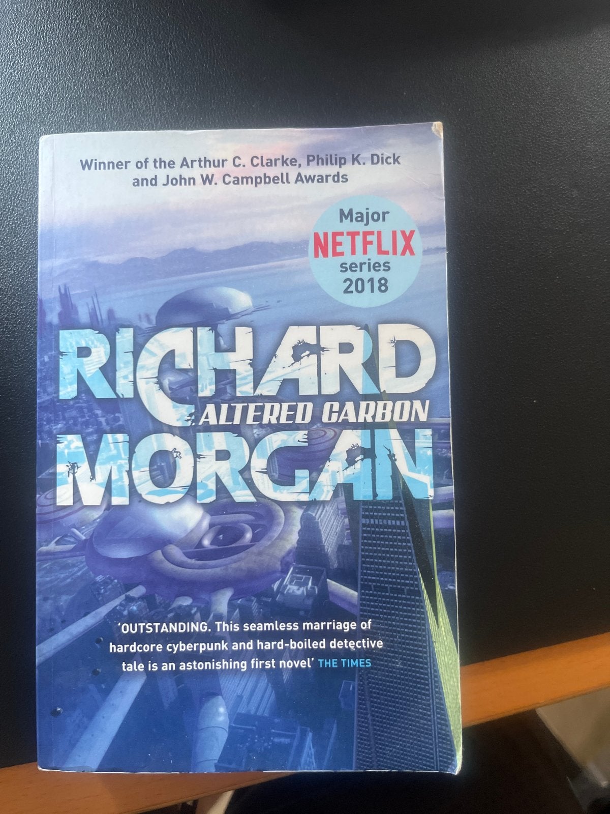Altered Carbon - Richard Morgan (Netflix serie), Ophalen of Verzenden, Gelezen