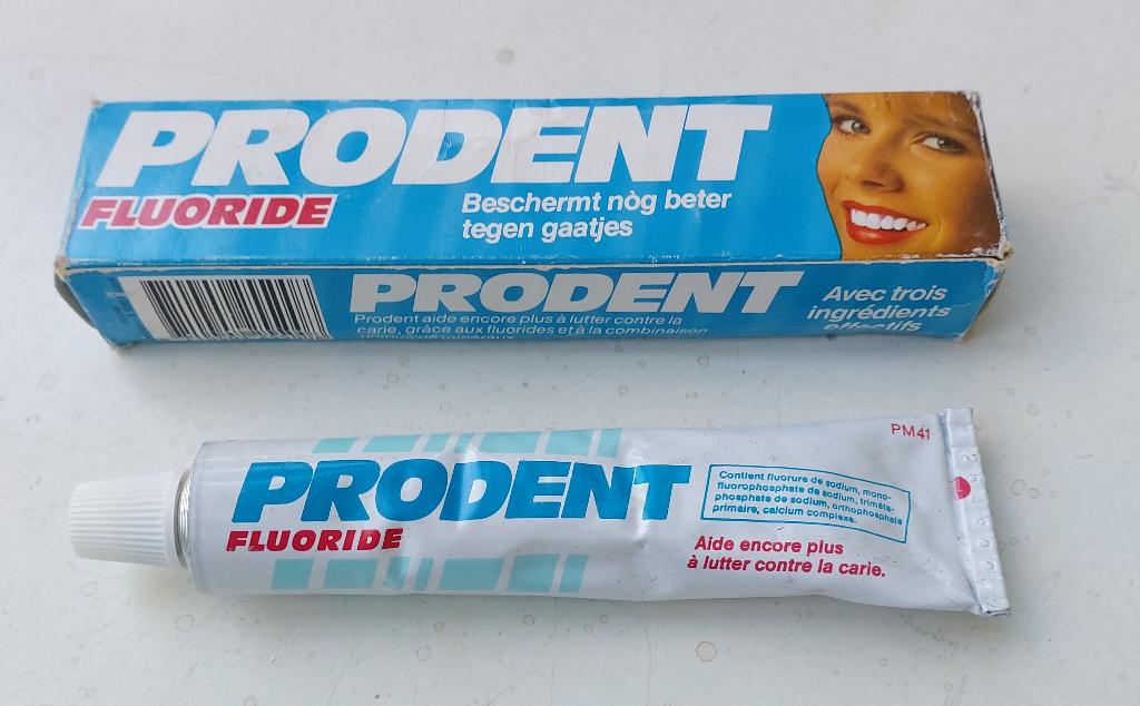 Tube Prodent tandpasta 80er/90er jaren, Verzamelen, Merken en Reclamevoorwerpen, Ophalen of Verzenden, Reclamebord