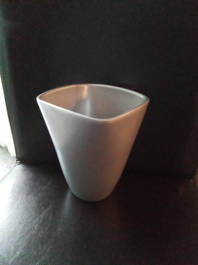 Zilver grijze bloempot, bloemenvaas, grijs. Nieuw., Huis en Inrichting, Steen, Overige kleuren, Nieuw, Ophalen of Verzenden