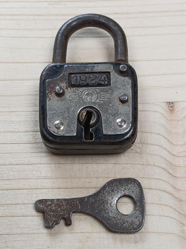 Antiek hangslot 1924 USA met sleutel, Antiek en Kunst, Antiek | Gereedschap en Instrumenten, Ophalen of Verzenden