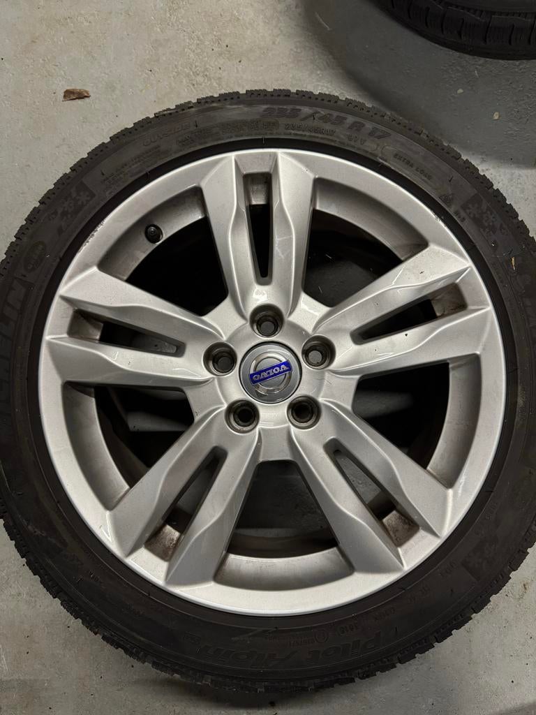 Volvo Velgen 17 inch met Winterbanden 235/45/R17, Ophalen, Gebruikt, Banden en Velgen, 17 inch