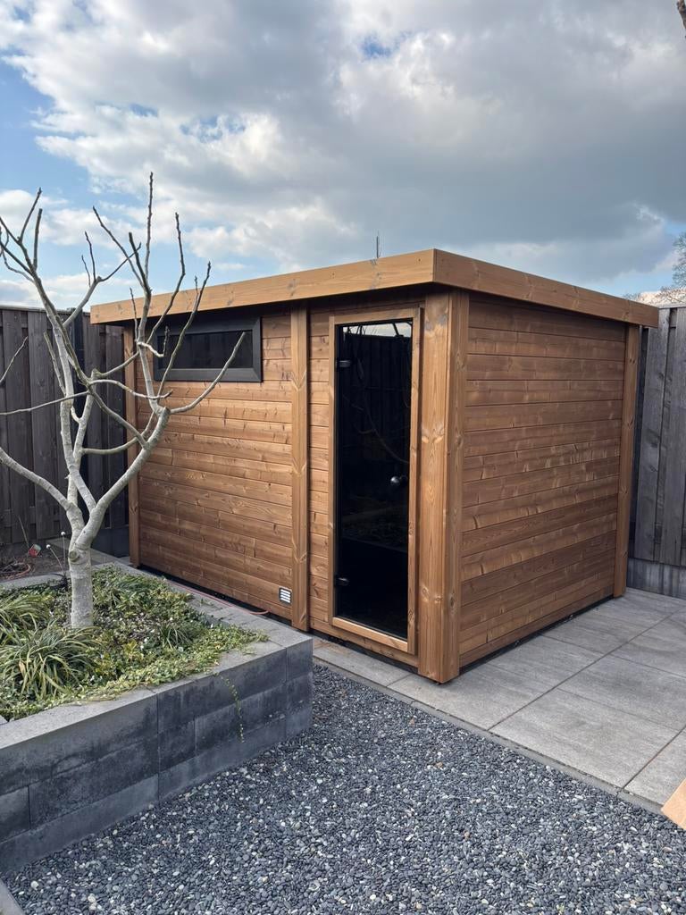 Thermowood buitensauna met omkleedruimte /voorruimte. Sauna