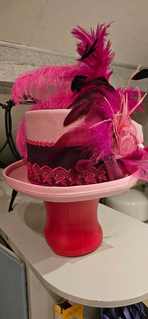 Hoed carnaval rose maat 57, Ophalen, Zo goed als nieuw, Maat 38/40 (M), Carnaval