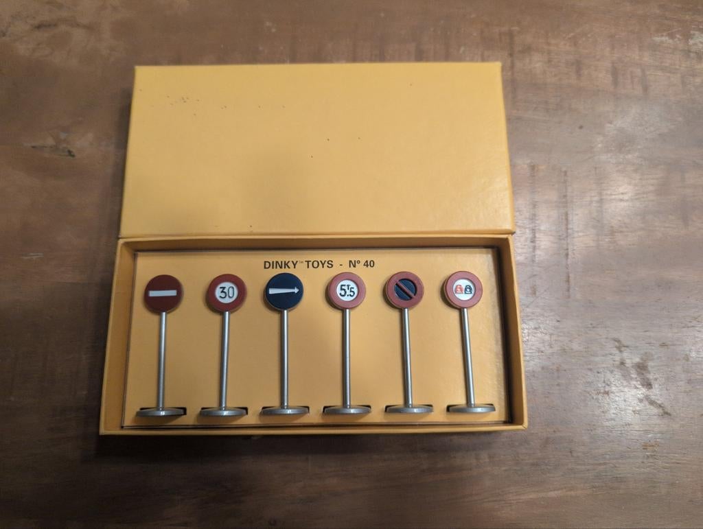 Dinky Toys Verkeersborden N 40, Ophalen of Verzenden, Zo goed als nieuw