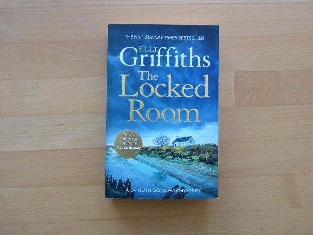 The locked room Elly Griffiths, Boeken, Ophalen of Verzenden, Zo goed als nieuw
