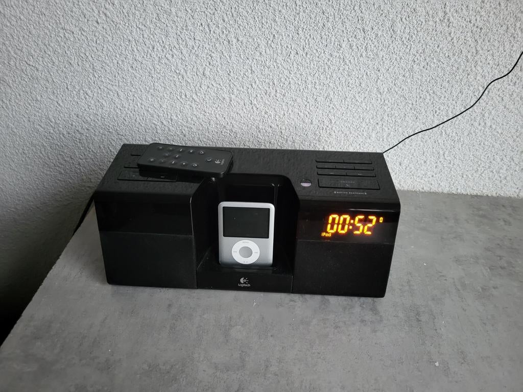Logitech Pure-Fi Anytime Wekker Radio - iPod/Aux, Audio, Tv en Foto, Stereo-sets, Gebruikt, MP3-aansluiting, Tuner of Radio, Ophalen