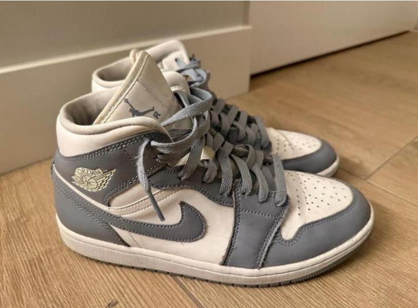 Nike Air Jordan 1 Mid - grijs/wit - maat 41 (US 9.5), Wit, Ophalen of Verzenden, Sneakers of Gympen, Zo goed als nieuw