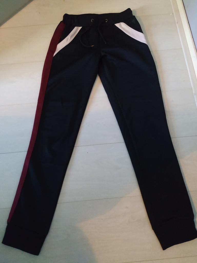 Osaga trainingsbroek maat 164 zwart met bordeauxrode bies, Kinderen en Baby's, Kinderkleding | Maat 164, Zo goed als nieuw, Jongen of Meisje