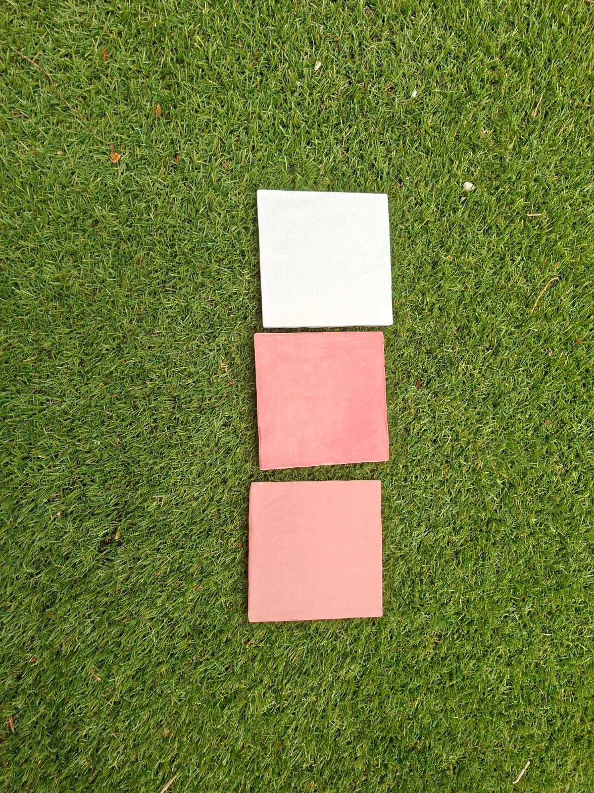 Witte en roze handgevormde vt wonen tegels., Ophalen, Nieuw, Minder dan 20 cm, Minder dan 20 cm