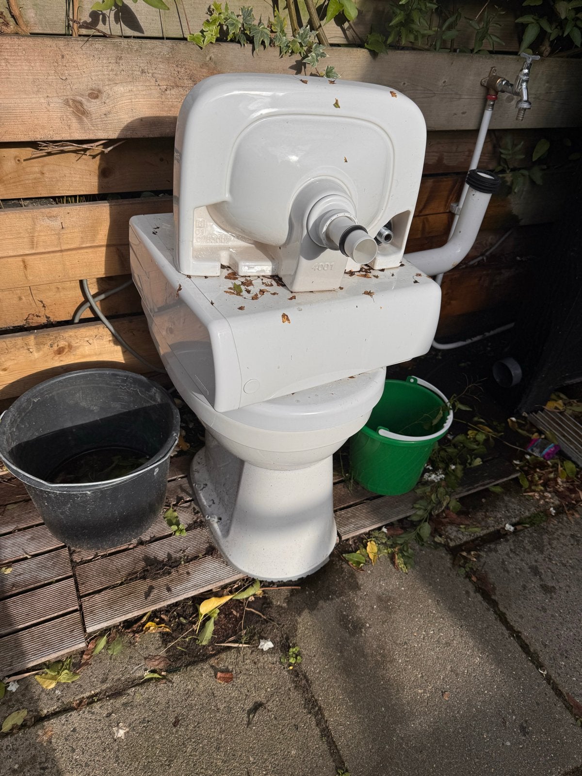Geberit toilet met stortbak en wasbak met kraan, Ophalen of Verzenden, Gebruikt, Toilet
