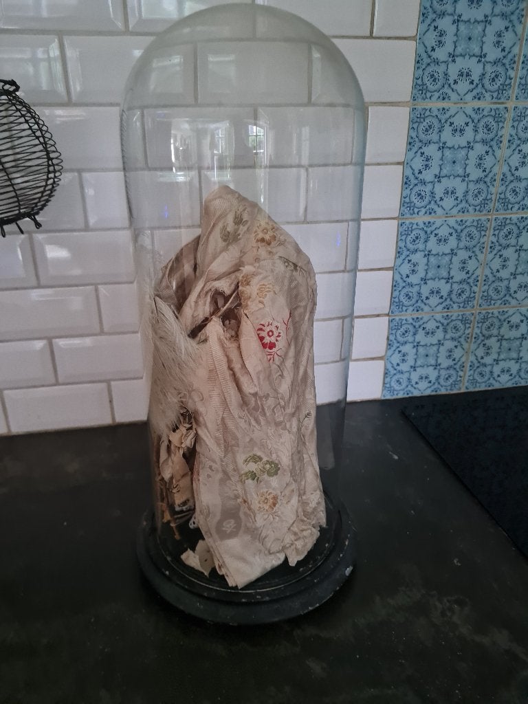Antieke stolp met zijden corset van een antieke jurk